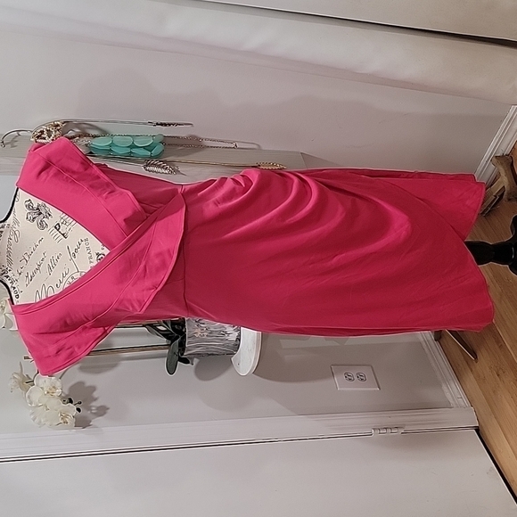 not sure Dresses & Skirts - Barbiecore PINK V-NECK WITH RUSHED SIDE Sz.Large. C38